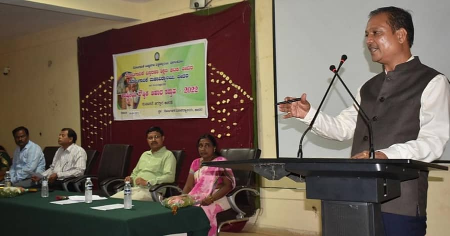 ಬೀದರ್ನ ತೋಟಗಾರಿಕೆ ಮಹಾವಿದ್ಯಾಲಯದಲ್ಲಿ ಏರ್ಪಡಿಸಿದ್ದ ರಾಷ್ಟ್ರೀಯ ಪೌಷ್ಟಿಕ ಆಹಾರ ಸಪ್ತಾಹ ಕಾರ್ಯಕ್ರಮದಲ್ಲಿ ಮಹಾವಿದ್ಯಾಲಯದ ಡೀನ್ ಡಾ. ಎಸ್.ವಿ. ಪಾಟೀಲ ಮಾತನಾಡಿದರು