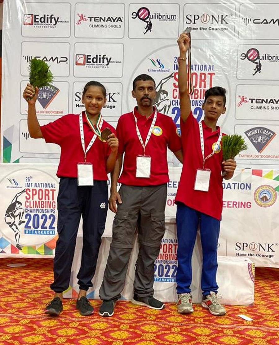 ತರಬೇತುದಾರ ಪಿ.ಎಲ್.ಕೆ. ಅಶ್ಮತ್ ಉಲ್ಲಾ ಅವರ ಜೊತೆಗೆ ಛಾಣಸ್ಯ (ಎಡ ಬದಿ) ಹಾಗೂ ಧನುಷ್