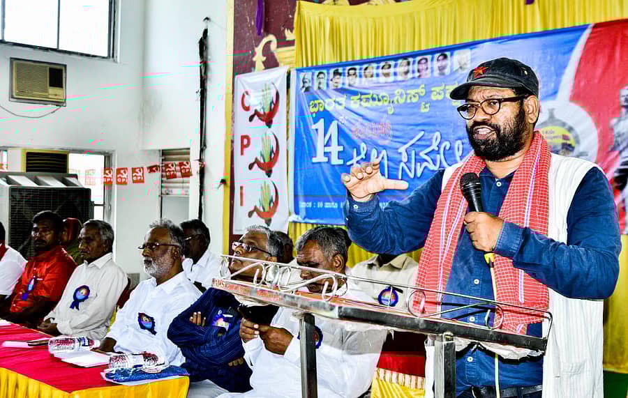 ಕಲಬುರಗಿಯಲ್ಲಿ ಶನಿವಾರ ಆಯೋಜಿಸಿದ್ದ ಭಾರತ ಕಮ್ಯುನಿಸ್ಟ್‌ ಪಕ್ಷದ 14ನೇ ಜಿಲ್ಲಾ ಸಮ್ಮೇಳನದಲ್ಲಿ ರಾಜ್ಯ ಪ್ರಧಾನ ಕಾರ್ಯದರ್ಶಿ ಸಾತಿ ಸುಂದರೇಶ ಮಾತನಾಡಿದರು. ಡಾ.ಕೆ.ಎಸ್. ಜನಾರ್ದನ, ಸನತ್ ಕುಮಾರ್ ಬೆಳಗಲಿ, ಮಾರುತಿ ಗೋಖಲೆ, ವಿಜಯ ಭಾಸ್ಕರ್, ಮೌಲಾ ಮುಲ್ಲಾ ಇದ್ದರು–ಪ್ರಜಾವಾಣಿ ಚಿತ್ರ