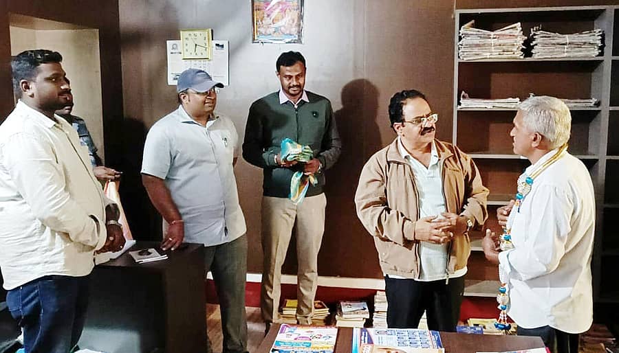 ಹಿರೀಸಾವೆಯ ಡಿಜಿಟಲ್ ಲೈಬ್ರರಿಗೆ ಹಾಸನ ಜಿಲ್ಲಾ ಪಂಚಾಯಿತಿ ಸಿಇಒ ಕಾಂತರಾಜು ಇತ್ತೀಚೆಗೆ ಭೇಟಿ ನೀಡಿ, ಗ್ರಂಥಪಾಲಕ ನಾಗರಾಜು ಮತ್ತು ಪಂಚಾಯಿತಿ ಅಧಿಕಾರಿಗಳಿಂದ ಮಾಹಿತಿ ಪಡೆದರು. ತಾಲ್ಲೂಕು ಪಂಚಾಯಿತಿ ಇಒ ಸುನಿಲ್ ಕುಮಾರ್ ಇದ್ದರು