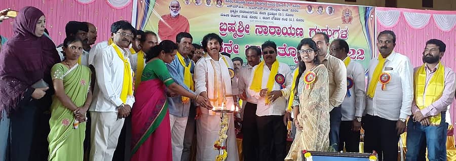 ಸೊರಬದ ರಂಗಮಂದಿರದಲ್ಲಿ ಶನಿವಾರ ನಡೆದ ನಾರಾಯಣಗುರುಗಳ 168ನೇ ಜಯಂತ್ಯುತ್ಸವ ಕಾರ್ಯಕ್ರಮವನ್ನು ಶಾಸಕ ಕುಮಾರ್ ಬಂಗಾರಪ್ಪ ಉದ್ಘಾಟಿಸಿದರು.