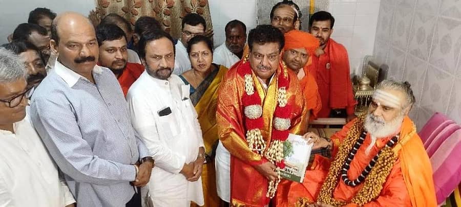 ಬಾಳೆಹೊನ್ನೂರಿನ ರಂಭಾಪುರಿ ಪೀಠಕ್ಕೆ ಕರ್ನಾಟಕ ಪ್ರದೇಶ ಕಾಂಗ್ರೆಸ್ ಪ್ರಚಾರ ಸಮಿತಿ ಅಧ್ಯಕ್ಷ ಎಂ.ಬಿ.ಪಾಟೀಲ ಭೇಟಿ ನೀಡಿ ಶ್ರೀಗಳ ಆಶೀರ್ವಾದ ಪಡೆದರು. ಶಾಸಕ ಟಿ.ಡಿ.ರಾಜೇಗೌಡ, ಬಿ.ಎಲ್.ಶಂಕರ್ ಇದ್ದರು