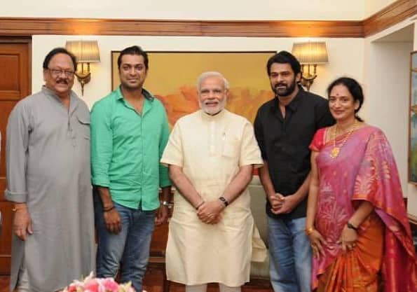 ತೆಲುಗು ಚಿತ್ರರಂಗದ ಹಿರಿಯ ನಟ ಕೃಷ್ಣಂ ರಾಜು ಕುಟುಂಬಸ್ಥರ ಜೊತೆ ಪ್ರಧಾನಿ ನರೇಂದ್ರ ಮೋದಿ (ಟ್ವಿಟರ್ ಚಿತ್ರ)