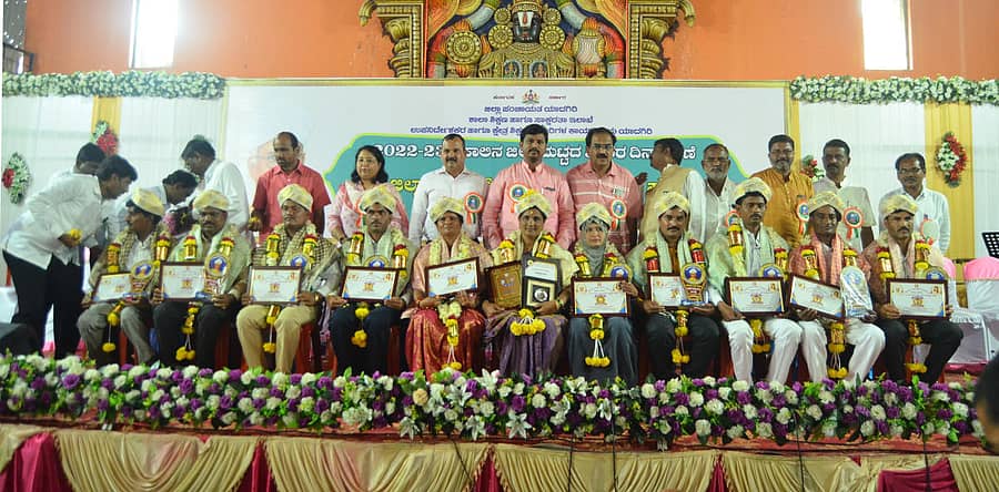 ಯಾದಗಿರಿಯಲ್ಲಿ ನಡೆದ ಜಿಲ್ಲಾ ಮಟ್ಟದ ಶಿಕ್ಷಕರ ದಿನಾಚರಣೆ ಕಾರ್ಯಕ್ರಮದಲ್ಲಿ ಜಿಲ್ಲಾ ಮಟ್ಟದ ಅತ್ಯುತ್ತಮ ಶಿಕ್ಷಕ ಪ್ರಶಸ್ತಿ ನೀಡಿ ಗೌರವಿಸಲಾಯಿತು