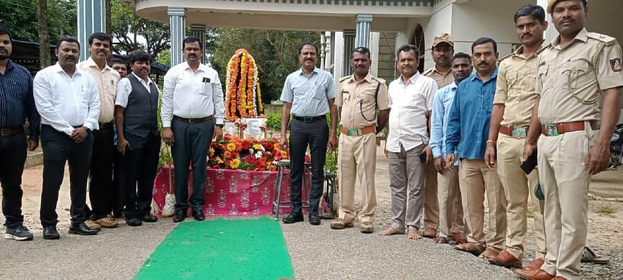 ದಾವಣಗೆರೆ ಸಾಮಾಜಿಕ ಅರಣ್ಯ ಇಲಾಖೆಯಲ್ಲಿ ಭಾನುವಾರ ರಾಷ್ಟ್ರೀಯ ಅರಣ್ಯ ಹುತಾತ್ಮರ ದಿನಾಚರಣೆ ಪ್ರಯುಕ್ತ ಹುತಾತ್ಮರಿಗೆ ಗೌರವ ಸಲ್ಲಿಸಲಾಯಿತು