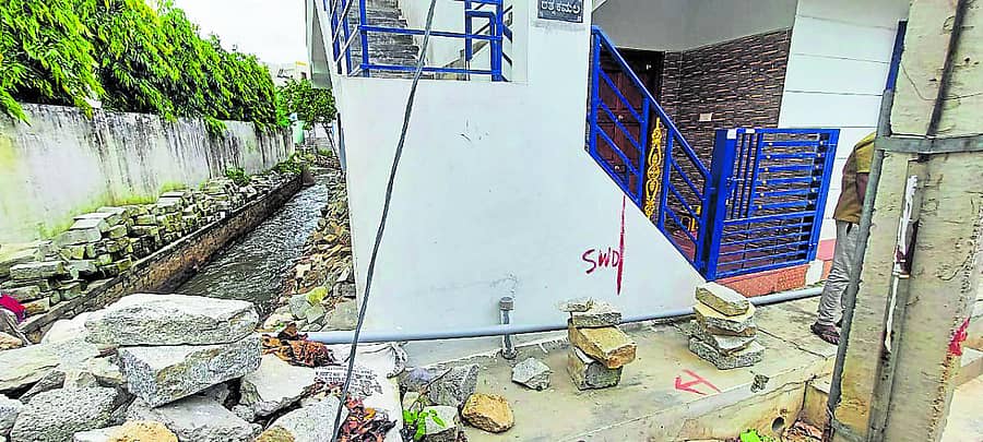 ಗಾಯಿತ್ರಿ ಬಡಾವಣೆಯಲ್ಲಿ ಒತ್ತುವರಿ ಎಂದು ಗುರುತು ಮಾಡಿರುವ ಮನೆ