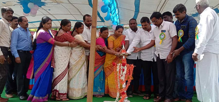 ಹಾದೀಕೆರೆಯ ಸರ್ಕಾರಿ ಹಿರಿಯ ಪ್ರಾಥಮಿಕ ಪಾಠಶಾಲೆ ಆವರಣದಲ್ಲಿ ನಡೆದ ಪ್ರತಿಭಾ ಕಾರಂಜಿಯನ್ನು ಗ್ರಾಮ ಪಂಚಾಯಿತಿ ಅಧ್ಯಕ್ಷೆ ಗೌರಮ್ಮ ಮಂಜಪ್ಪ ಉದ್ಘಾಟಿಸಿದರು.