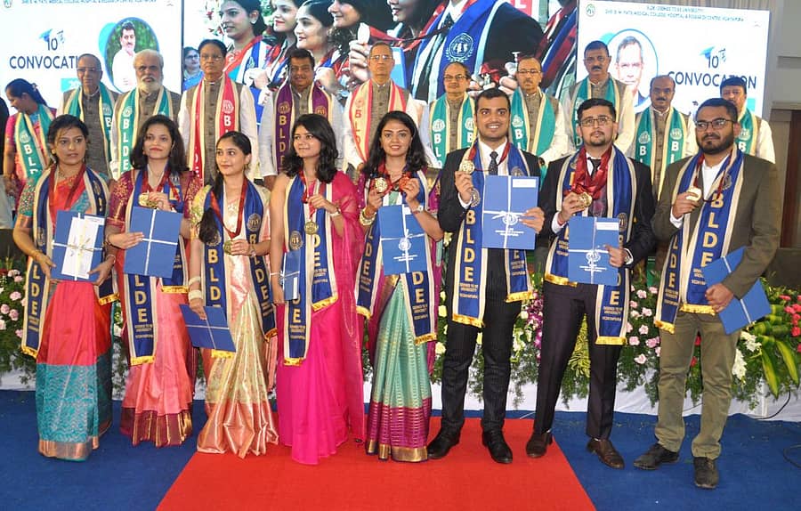 ವಿಜಯಪುರದಲ್ಲಿ ಸೋಮವಾರ ನಡೆದ ಬಿ.ಎಲ್.ಡಿ.ಇ. ಡೀಮ್ಡ್ ವಿವಿ 10ನೇ ಘಟಿಕೋತ್ಸವದಲ್ಲಿ ಚಿನ್ನದ ಪದಕ ಪಡೆದ ವೈದ್ಯಕೀಯ ಪದವೀಧರ ವಿದ್ಯಾರ್ಥಿಗಳು–ಪ್ರಜಾವಾಣಿ ಚಿತ್ರ