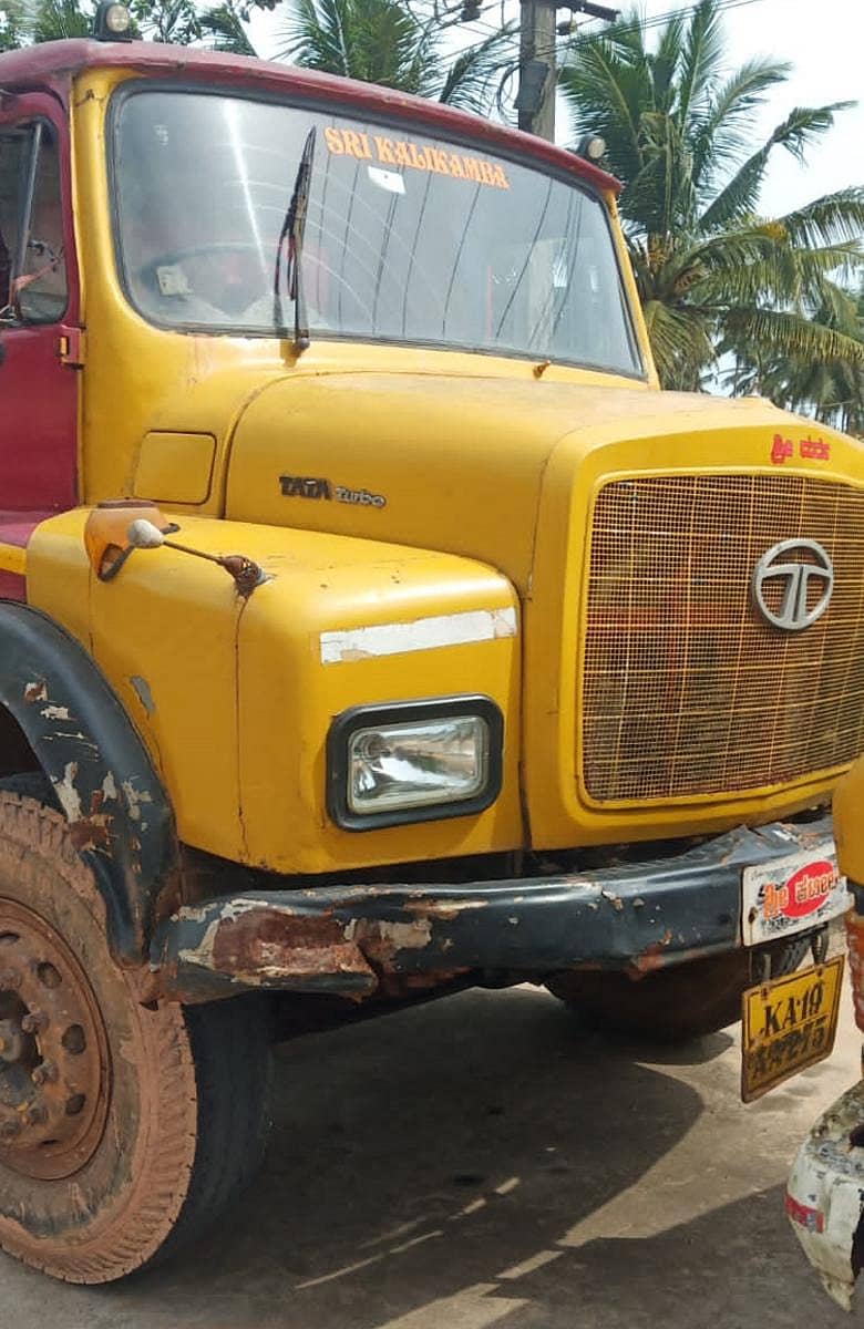 ವಶಪಡಿಸಿಕೊಂಡ ಟಿಪ್ಪರ್‌