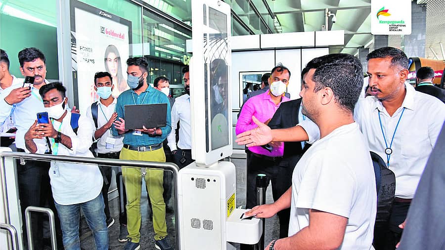 ಪ್ರಯಾಣಿಕರೊಬ್ಬರು ತಮ್ಮ ಮುಖಚಹರೆ ಗುರುತಿಸುವಿಕೆಗೆ ಒಳಗಾದ ಕ್ಷಣ