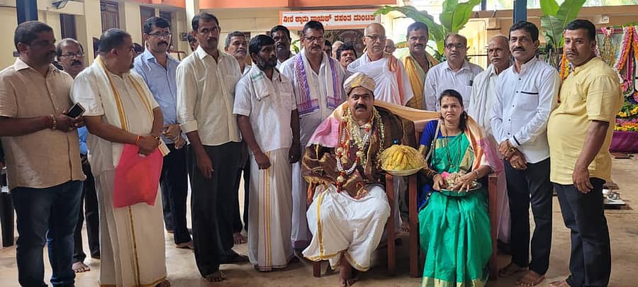 ಐಎಎಸ್ ಅಧಿಕಾರಿಯಾಗಿ ಬಡ್ತಿ ಪಡೆದು ಪ್ರಥಮ ಬಾರಿಗೆ ಬಂಟಕಲ್ಲು ದುರ್ಗಾಪರಮೇಶ್ವರಿ ದೇವಳಕ್ಕೆ ಭೇಟಿ ನೀಡಿದ ಸದಾಶಿವ ಪ್ರಭು ದಂಪತಿಯನ್ನು ವತಿಯಿಂದ ದೇವಳದ ಆಡಳಿತ ಮಂಡಳಿ ಹಾಗೂ ರಾಜಾಪುರ ಸಾರಸ್ವತ ಯುವವೃಂದದ ವತಿಯಿಂದ ಸನ್ಮಾನಿಸಲಾಯಿತು.