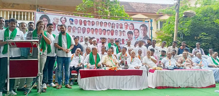 ಶಿಕಾರಿಪುರದಲ್ಲಿ ಸೋಮವಾರ ಬ್ಲಾಕ್ ಕಾಂಗ್ರೆಸ್ ಆಯೋಜಿಸಿದ್ದ ಪ್ರತಿಭಟನಾ ಸಭೆಯಲ್ಲಿ ಸೊರಬ ಮಾಜಿ ಶಾಸಕ ಮಧು ಬಂಗಾರಪ್ಪ ಮಾತನಾಡಿದರು.