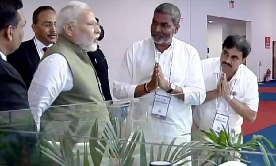 ಪ್ರಧಾನಿ ನರೇಂದ್ರ ಮೋದಿ ಅವರು ಕೆಎಂಎಫ್ನ ನಂದಿನಿ ಉತ್ಪನ್ನಗಳ ಪ್ರದರ್ಶನಕ್ಕೆ ಭೇಟಿ ನೀಡಿದರು. ಕೆಎಂಎಫ್ ಅಧ್ಯಕ್ಷ ಬಾಲಚಂದ್ರ ಜಾರಕಿಹೊಳಿ, ವ್ಯವಸ್ಥಾಪಕ ನಿರ್ದೇಶಕ ಬಿ.ಸಿ. ಸತೀಶ ಇದ್ದಾರೆ