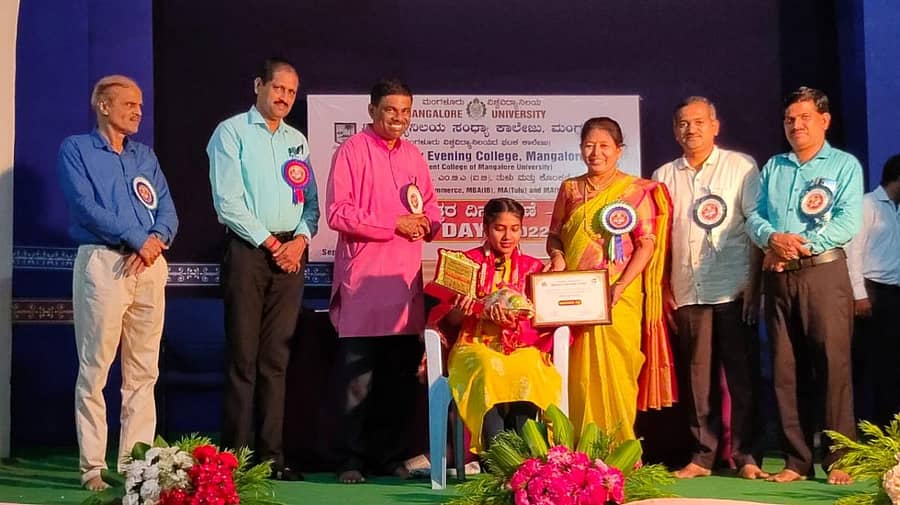 ವಿವಿ ಸಂಧ್ಯಾ ಕಾಲೇಜಿನ ಸ್ನಾತಕೋತ್ತರ ವಿಭಾಗಗಳ ವಾರ್ಷಿಕ ದಿನಾಚರಣೆಯಲ್ಲಿ ಕಳೆದ ಶೈಕ್ಷಣಿಕ ವರ್ಷದಲ್ಲಿ ರ‍್ಯಾಂಕ್ ಪಡೆದ ವಿದ್ಯಾರ್ಥಿಗಳನ್ನು ಸನ್ಮಾನಿಸಲಾಯಿತು.