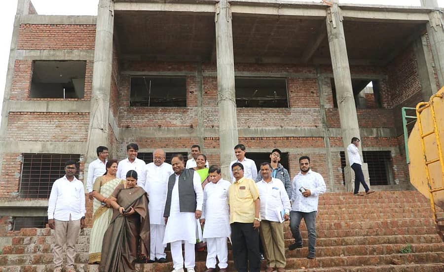 ಬೀದರ್‌ನಲ್ಲಿ ನಿರ್ಮಾಣಗೊಳ್ಳುತ್ತಿರುವ ಬೊಮ್ಮಗೊಂಡೇಶ್ವರ ಎಸ್.ಟಿ. ಸಮುದಾಯ ಭವನಕ್ಕೆ ಮಾಜಿ ಸಚಿವ ಎಚ್.ಎಂ. ರೇವಣ್ಣ ಭೇಟಿ ನೀಡಿದರು