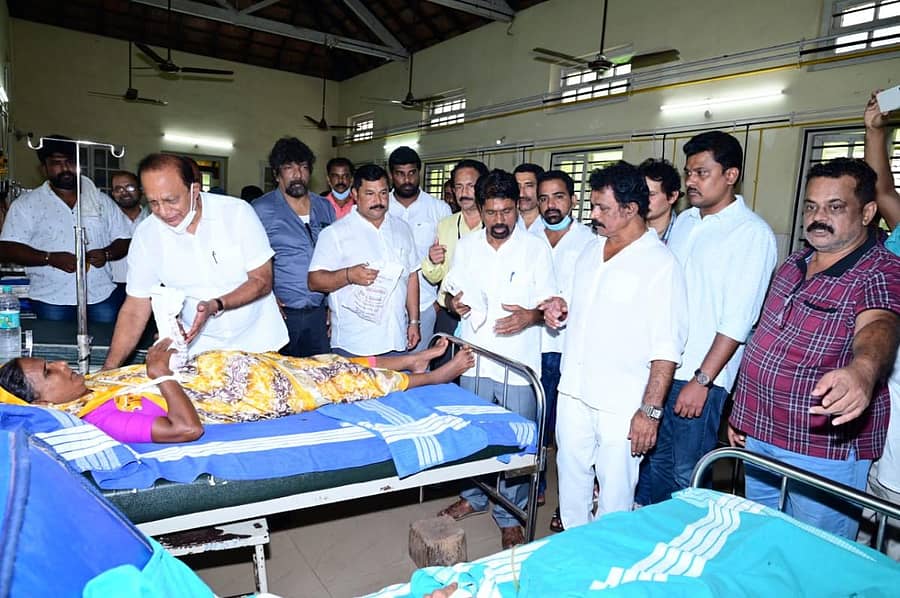 ಉಡುಪಿ ಜಿಲ್ಲಾ ಆಸ್ಪತ್ರೆಯಲ್ಲಿರುವ ರೋಗಿಗಳಿಗೆ ಹಣ್ಣುಹಂಪಲು ವಿತರಿಸುವ ಮೂಲಕ ಕೇಂದ್ರದ ಮಾಜಿ ಸಚಿವ ದಿ.ಆಸ್ಕರ್ ಫೆರ್ನಾಂಡಿಸ್ ಪ್ರಥಮ ಪುಣ್ಯತಿಥಿಯನ್ನು ಅಭಿಮಾನಿಗಳು ಆಚರಿಸಿದರು.