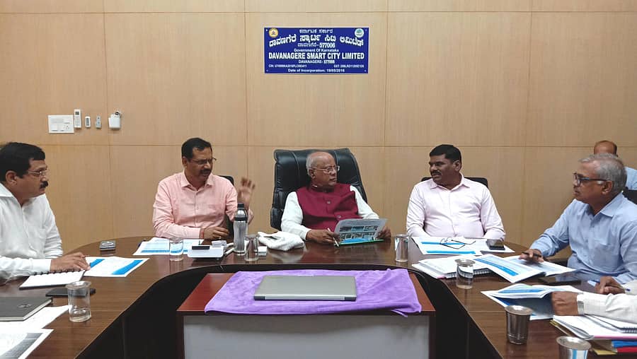 ದಾವಣಗೆರೆಯಲ್ಲಿ ಮಂಗಳವಾರ ನಡೆದ ಸ್ಮಾರ್ಟ್ಸಿಟಿ ಯೋಜನೆಯ ವಿವಿಧ ಕಾಮಗಾರಿಗಳ ಪ್ರಗತಿ ಪರಿಶೀಲನಾ ಸಭೆಯಲ್ಲಿ ಸಂಸದ ಜಿ.ಎಂ. ಸಿದ್ದೇಶ್ವರ ಮಾತನಾಡಿದರು.