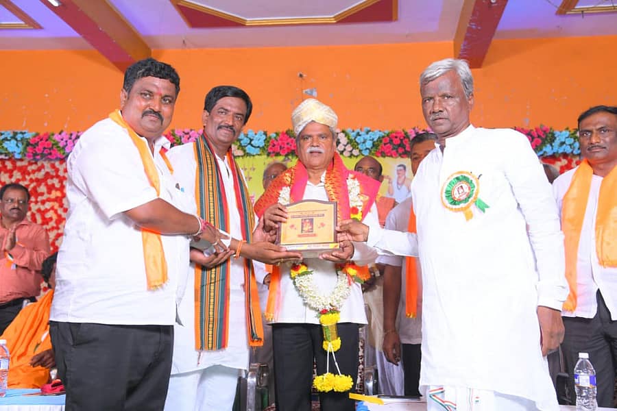 ಶಹಾಪುರ ಹೂಗಾರ ಮಾದಯ್ಯ ಜಯಂತಿ ಕಾರ್ಯಕ್ರಮದಲ್ಲಿ ಶಾಸಕ ಶರಣಬಸಪ್ಪ ದರ್ಶನಾಪುರ ಅವರನ್ನು ಸನ್ಮಾನಿಸಲಾಯಿತು