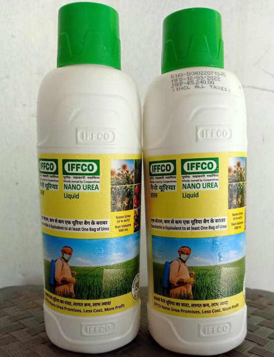 ದೊಡ್ಡಪಾಳ್ಯ ಗ್ರಾಮದ ರೈತ ಡಿ.ಎಂ. ರವಿ ಖರೀದಿಸಿ ಮನೆಯಲ್ಲೇ ಇಟ್ಟಿರುವ ದ್ರವ ರೂಪದ ನ್ಯಾನೊ ಯೂರಿಯಾ ಬಾಟಲಿಗಳು