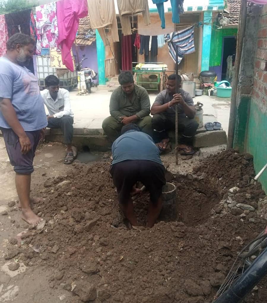 ಶಿವನಗರದಲ್ಲಿ ನೀರಿನ ಪೈಪ್ಲೈನ್ಗಳು ಇರುವ ಜಾಗವನ್ನು ಗುಂಡಿ ತೋಡಿ ಪರಿಶೀಲಿಸುತ್ತಿರುವ ದಾವಣಗೆರೆ ಮಹಾನಗರ ಪಾಲಿಕೆ ಸಿಬ್ಬಂದಿ