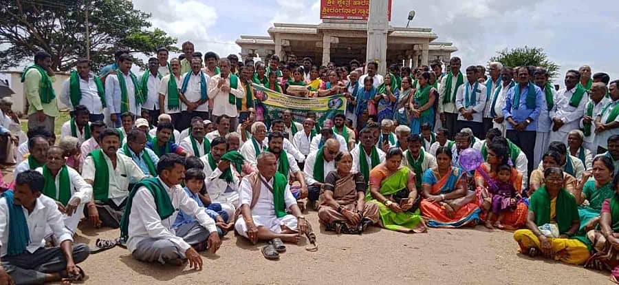 ಹಿರಿಯೂರು ತಾಲ್ಲೂಕಿನ ವಾಣಿವಿಲಾಸ ಜಲಾಶಯದ ಮೇಲ್ಭಾಗದಲ್ಲಿರುವ ಆರನಕಣಿವೆ ರಂಗನಾಥಸ್ವಾಮಿ ದೇವಸ್ಥಾನದ ಸಮೀಪದಲ್ಲಿನ ಕೋಡಿಯಲ್ಲಿ ರೈತ ಸಂಘ ಮತ್ತು ಹಸಿರು ಸೇನೆ ವತಿಯಿಂದ ಮಂಗಳವಾರ ಗಂಗಾಪೂಜೆ ನೆರವೇರಿಸಿದ ನಂತರ ನಡೆದ ಸಭೆಯಲ್ಲಿ ಸಂಘದ ರಾಜ್ಯ ಘಟಕದ ಕಾರ್ಯಾಧ್ಯಕ್ಷ ಈಚಘಟ್ಟ ಸಿದ್ದವೀರಪ್ಪ ಮಾತನಾಡಿದರು.