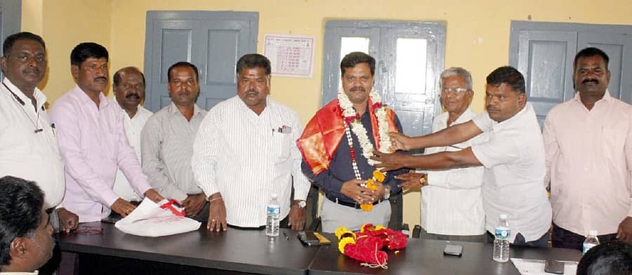 ಚಾಮರಾಜನಗರಕ್ಕೆ ಮಂಗಳವಾರ ಭೇಟಿ ನೀಡಿದ ಎಸ್‌ಸಿ ಎಸ್‌ಟಿ ಗುತ್ತಿಗೆದಾರರ ಸಂಘದ ರಾಜ್ಯ ಅಧ್ಯಕ್ಷ ಮಹದೇಸ್ವಾಮಿ ಅವರನ್ನು ಸಂಘದ ಜಿಲ್ಲಾ ಘಟಕದ ಪದಾಧಿಕಾರಿಗಳು ಸನ್ಮಾನಿಸಿದರು