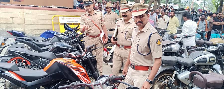 ಆನೇಕಲ್ ತಾಲ್ಲೂಕಿನ ಸರ್ಜಾಪುರ ಪೊಲೀಸರು ಕಾರ್ಯಾಚರಣೆ ನಡೆಸಿ ವಶಪಡಿಸಿಕೊಂಡಿರುವ ದ್ವಿಚಕ್ರವಾಹನಗಳನ್ನು ಜಿಲ್ಲಾ ಪೊಲೀಸ್ ವರಿಷ್ಠಾಧಿಕಾರಿ ಮಲ್ಲಿಕಾರ್ಜುನ ಬಾಲದಂಡಿ ಮತ್ತು ಹೆಚ್ಚುವರಿ ಜಿಲ್ಲಾ ಪೊಲೀಸ್ ವರಿಷ್ಠಾಧಿಕಾರಿ ಪುರುಷೋತ್ತಮ್ ಪರಿಶೀಲಿಸಿದರು