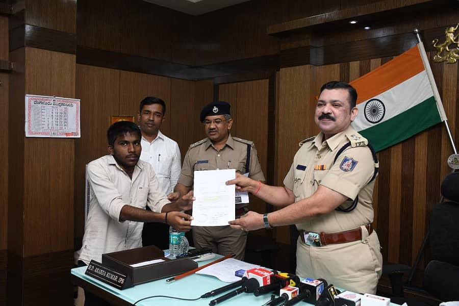 ಆನ್‌ಲೈನ್‌ ಮೂಲಕ ವಂಚನೆಗೆ ಒಳಗಾಗಿ ಹಣ ಕಳೆದುಕೊಂಡವರಿಗೆ ವಿಜಯಪುರ ಜಿಲ್ಲಾ ಪೊಲೀಸ್‌ ವರಿಷ್ಠಾಧಿಕಾರಿ ಎಚ್.ಡಿ. ಆನಂದ ಕುಮಾರ್ ಬುಧವಾರ ಅವರ ಖಾತೆಗೆ ಹಣ ಮರಳಿಸಿರುವ ದಾಖಲೆ ಪತ್ರವನ್ನು ನೀಡಿದರು. ಎಎಸ್‌ಪಿ ರಾಮ್‌ ಅರಸಿದ್ದಿ, ಡಿಸಿಆರ್‌ಬಿ ಡಿಎಸ್‍ಪಿ ಜೆ.ಎಸ್.ನ್ಯಾಮಗೌಡರ ಇದ್ದಾರೆ