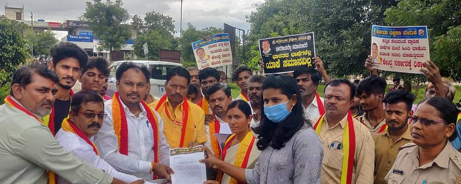 ಕೊಪ್ಪಳದಲ್ಲಿ ಬುಧವಾರ ಕರ್ನಾಟಕ ರಕ್ಷಣಾ ವೇದಿಕೆ ಕಾರ್ಯಕರ್ತರು ಜಿಲ್ಲಾಧಿಕಾರಿ ಕಚೇರಿ ಅಧಿಕಾರಿಗೆ ಮನವಿ ಸಲ್ಲಿಸಿದರು