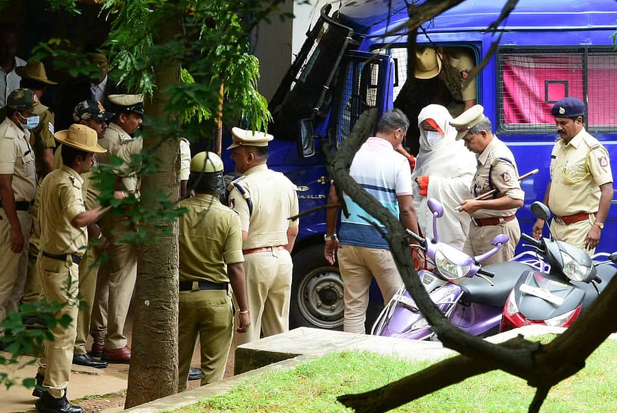 ಚಿತ್ರದುರ್ಗದ ಜಿಲ್ಲಾ ನ್ಯಾಯಾಲಯಕ್ಕೆ ಬುಧವಾರ ಮುರುಘಾ ಶರಣರನ್ನು ಪೊಲೀಸರು ಕರೆ ತಂದರು