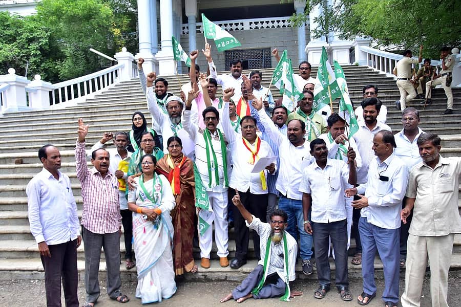 ಕಲಬುರಗಿ ನಗರ ಜಿಲ್ಲಾಧಿಕಾರಿ ಕಚೇರಿ ಮುಂಭಾಗ ಹಿಂದಿ ಭಾಷಾ ದಿನ ಆಚರಣೆ ವಿರೋಧಿಸಿ ಜೆಡಿಎಸ್ ಕಾರ್ಯಕರ್ತರು ಬುಧವಾರ ಪ್ರತಿಭಟನೆ ನಡೆಸಿದರು