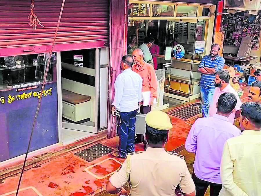 ಹೆಬ್ರಿ ಪೇಟೆಯ ರಾಷ್ಟ್ರೀಯ ಹೆದ್ದಾರಿ ಪಕ್ಕದಲ್ಲಿರುವ ವಾಣಿಜ್ಯ ಸಂಕೀರ್ಣದಲ್ಲಿ ಕೆನರಾ ಬ್ಯಾಂಕ್ನ ಕೆಳಗಡೆ ಇರುವ ಶ್ರೀ ಗಣೇಶ್ ಜುವೆಲ್ಲರಿಯಲ್ಲಿ ಚಿನ್ನಾಭರಣ ಕಳವು ಮಾಡಲಾಗಿದೆ.