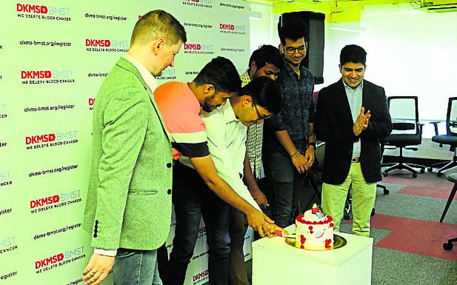 ರಕ್ತದ ಆಕರ ಕೋಶ ದಾನಿಗಳಾದ ಅರುಷಿತ್, ದೇಬ್ರಾಜ್, ಡೇನಿಯಲ್ ಮತ್ತು ಸುರೇಶ್ ಅವರು ಕೇಕ್ ಕತ್ತರಿಸಿ ಸಂಭ್ರಮಿಸಿದರು. ಪ್ಯಾಟ್ರಿಕ್ ಪಾಲ್ ಹಾಗೂ ಡಾ. ಸುನೀಲ್ ಭಟ್ ಇದ್ದಾರೆ.