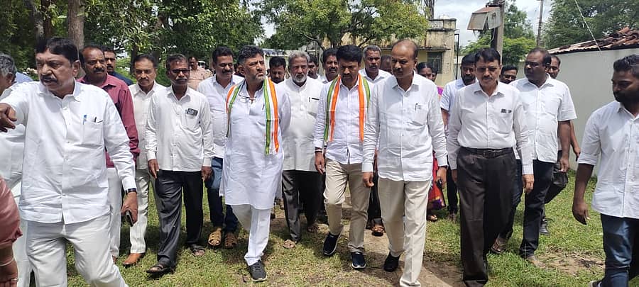 ಭಾರತ್ ಜೋಡೋ ಯಾತ್ರೆ ಅಂಗವಾಗಿ ಅ.2ರಂದು ಸಂಸದ ರಾಹುಲ್ ಗಾಂಧಿ ಭೇಟಿ ನೀಡಲಿರುವ ಮೈಸೂರು ಜಿಲ್ಲೆ ನಂಜನಗೂಡು ತಾಲ್ಲೂಕಿನ ಬದನವಾಳು ಖಾದಿ ಗ್ರಾಮೋದ್ಯೋಗ ಕೇಂದ್ರಕ್ಕೆ ಗುರುವಾರ ಭೇಟಿ ನೀಡಿ ಪರಿಶೀಲಿಸಿದರು