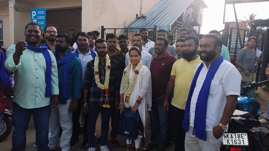 ಪುಷ್ಪಮಾಲೆ ಧರಿಸಿ ಜಾಫರ್ – ಚೈತ್ರಾ ಸಂತಸ