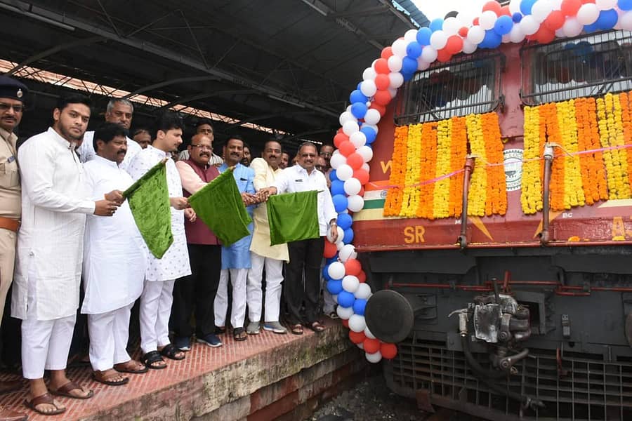 ಕಲಬುರಗಿ–ಕೊಲ್ಹಾಪುರ ಮಧ್ಯದ ನೂತನ ರೈಲಿಗೆ ಕಲಬುರಗಿ ನಿಲ್ದಾಣದಲ್ಲಿ ಸಂಸದ ಡಾ. ಉಮೇಶ ಜಾಧವ ಹಸಿರು ನಿಶಾನೆ ತೋರಿಸಿ ಚಾಲನೆ ನೀಡಿದರು. ಕೆಕೆಆರ್ಡಿಬಿ ಅಧ್ಯಕ್ಷ ದತ್ತಾತ್ರೇಯ ಪಾಟೀಲ ರೇವೂರ, ಬಿಜೆಪಿ ರಾಜ್ಯ ಉಪಾಧ್ಯಕ್ಷ ಮಾಲೀಕಯ್ಯ ಗುತ್ತೇದಾರ, ಪಕ್ಷದ ಮಹಾನಗರ ಜಿಲ್ಲಾ ಘಟಕದ ಅಧ್ಯಕ್ಷ ಸಿದ್ದಾಜಿ ಪಾಟೀಲ, ಮಾಜಿ ಶಾಸಕರಾದ ದೊಡ್ಡಪ್ಪಗೌಡ ಪಾಟೀಲ, ಅಮರನಾಥ ಪಾಟೀಲ ಇದ್ದರು