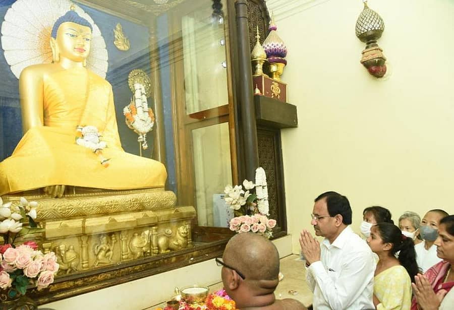 ಕೇಂದ್ರ ಸಚಿವ ಭಗವಂತ ಖೂಬಾ ಅವರು ಕುಟುಂಬ ಸಮೇತ ಬಿಹಾರದ ಬೋಧಗಯಾದ ಮಹಾ ಬೋಧಿ ದೇವಾಲಯಕ್ಕೆ ಭೇಟಿ ನೀಡಿ, ಗೌತಮ ಬುದ್ಧ ಮೂರ್ತಿಯ ದರ್ಶನ ಪಡೆದರು