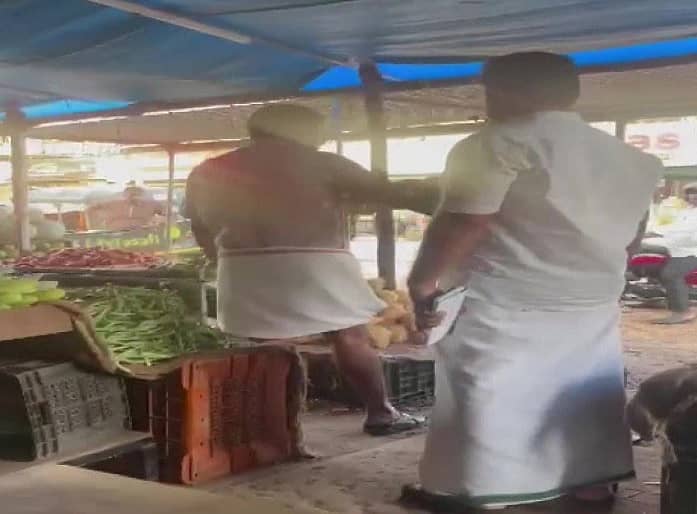 ತರಕಾರಿ ವ್ಯಾಪಾರಿಗೆ ಬೆದರಿಕೆ ಹಾಕುತ್ತಿರುವ ಕಾಂಗ್ರೆಸ್ ಕಾರ್ಯಕರ್ತರು (ಟ್ವಿಟರ್ ಚಿತ್ರ)