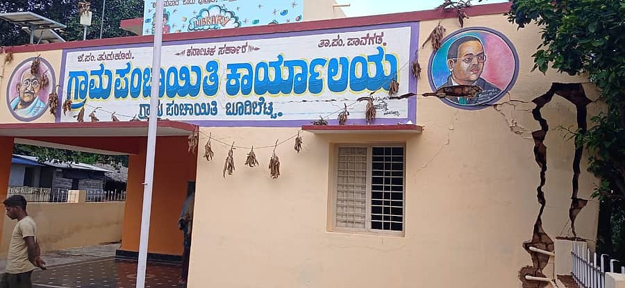 ಬೂದಿಬೆಟ್ಟ ಗ್ರಾಮ ಪಂಚಾಯಿತಿ ಕಚೇರಿಯ ಗೋಡೆ ಬಿರುಕು ಬಿಟ್ಟಿರುವ ದೃಶ್ಯ