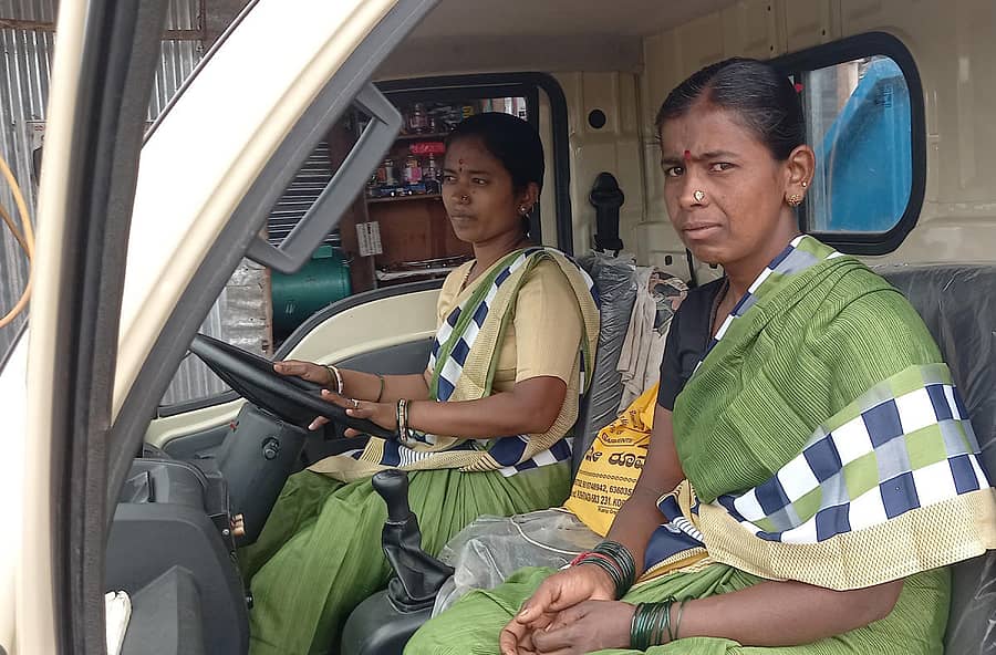 ಕೊಪ್ಪಳ ಜಿಲ್ಲೆ ಚಳಗೇರಿಯ ಪೂರ್ಣಿಮಾ ವಾಹನ ಓಡಿಸುತ್ತಿರುವುದು. ಸಹಾಯಕಿ ಶಾಂತಮ್ಮ ಜತೆಗಿದ್ದಾರೆ (ಚಿತ್ರಗಳು: ಲೇಖಕರವು)