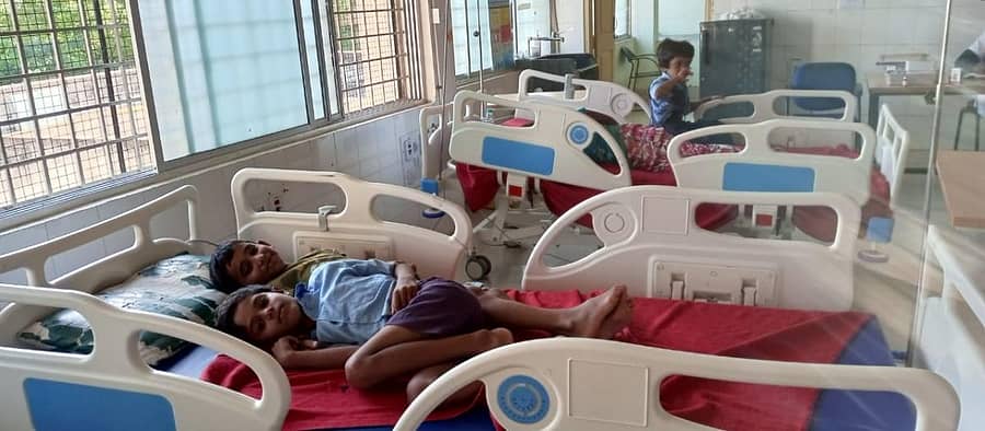 ಅಸ್ವಸ್ಥರಾದ ಮಕ್ಕಳು ಮಿಮ್ಸ್ನಲ್ಲಿ ಚಿಕಿತ್ಸೆ ಪಡೆಯುತ್ತಿರುವುದು