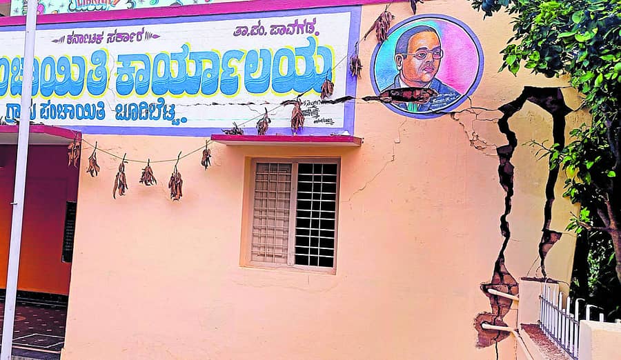 ಬೂದಿಬೆಟ್ಟ ಗ್ರಾಮ ಪಂಚಾಯಿತಿ ಕಚೇರಿಯಲ್ಲಿ ಸಂಭವಿಸಿದ ಸ್ಫೋಟದಿಂದ ಜಖಂಗೊಂಡಿರುವ ಗೋಡೆ