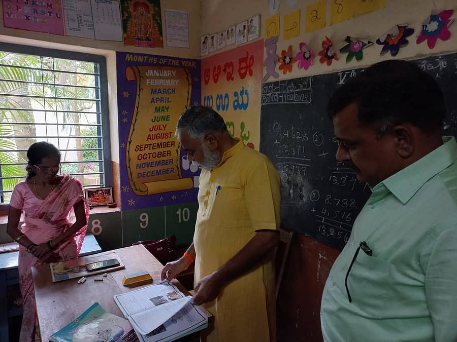 ಬೆಳಗಾವಿಯ ವಡಗಾವಿಯ ಕರ್ನಾಟಕ ಪಬ್ಲಿಕ್‌ ಶಾಲೆಗೆ ಪ್ರಾಥಮಿಕ ಮತ್ತು ಪ್ರೌಢಶಿಕ್ಷಣ ಸಚಿವ ಬಿ.ಸಿ.ನಾಗೇಶ ಶನಿವಾರ ಭೇಟಿ ನೀಡಿ ಪರಿಶೀಲನೆ ನಡೆಸಿದರು