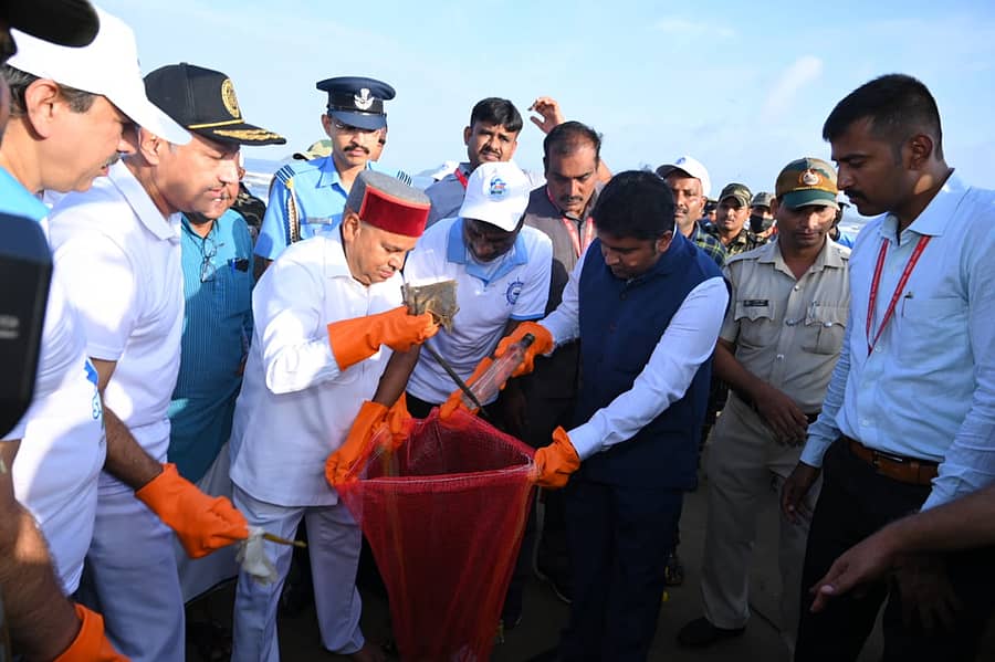 ರಾಜ್ಯಪಾಲ ಥಾವರ್ ಚಂದ್ ಗೆಹಲೋತ್ ಅವರು ರವೀಂದ್ರನಾಥ ಟ್ಯಾಗೋರ್ ಕಡಲತೀರದಲ್ಲಿ ಶನಿವಾರ ಸಾಂಕೇತಿಕವಾಗಿ ಚಾಲನೆ ನೀಡಿದರು.