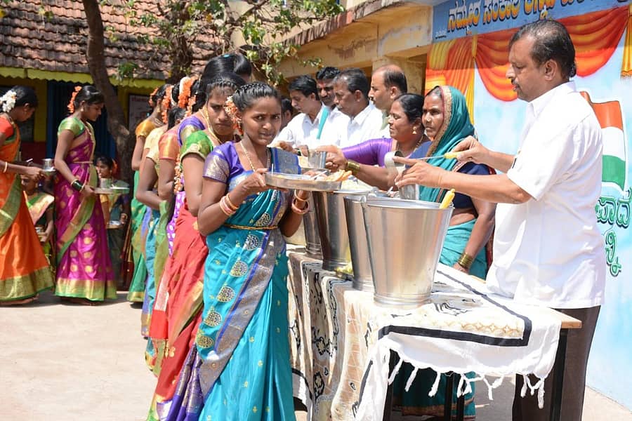 ಮೂಡಲಗಿ ತಾಲ್ಲೂಕಿನ ತುಕ್ಕಾನಟ್ಟಿ ಶಾಲೆಯಲ್ಲಿ ಮಕ್ಕಳಿಗೆ ಊಟ ಬಡಿಸುತ್ತಿರುವ ಮುಖ್ಯ ಶಿಕ್ಷಕ ಅಪ್ಪಾಸಾಹೇಬ್ ಗಿರೆಣ್ಣವರ