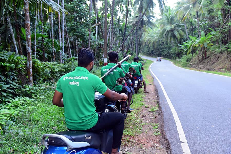 ಸಿದ್ದಾಪುರ ತಾಲ್ಲೂಕಿನ ನಾಣಿಕಟ್ಟಾ (ತ್ಯಾಗಲಿ) ಸೇವಾ ಸಹಕಾರ ಸಂಘದ ತಂಡದವರು ‘ಕಾರ್ಬನ್ ದೋಟಿ’ಯೊಂದಿಗೆ ಸದಸ್ಯ ರೈತರ ತೋಟಕ್ಕೆ ತೆರಳಲು ಸಿದ್ಧರಾಗಿರುವುದು