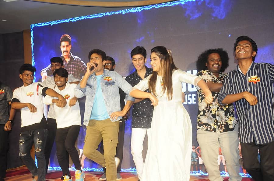 ಹುಬ್ಬಳ್ಳಿಗೆ ತಮ್ಮ ‘ಗುರು ಶಿಷ್ಯರು’ ಸಿನಿಮಾ ಪ್ರಚಾರಕ್ಕಾಗಿ ಬಂದಿದ್ದ ನಟ ಶರಣ್ ಚಿತ್ರದ ಹಾಡು ಹಾಡಿ ಹೆಜ್ಜೆ ಹಾಕಿದರು. ನಟಿ ನಿಶ್ವಿಕಾ ನಾಯ್ಡು ಹಾಗೂ ಸಹ ಕಲಾವಿದರು ಸಹ ಸಾಥ್ ನೀಡಿದರು