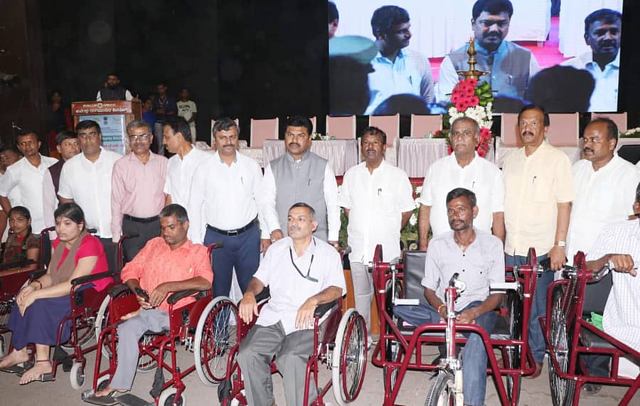 ಶಿವಮೊಗ್ಗದಲ್ಲಿ ಶನಿವಾರ ಪ್ರಧಾನಿ ನರೇಂದ್ರ ಮೋದಿ ಜನ್ಮದಿನದ ಅಂಗವಾಗಿ ನಡೆದ ಸಮಾರಂಭದಲ್ಲಿ ಫಲಾನುಭವಿಗಳಿಗೆ ಕೇಂದ್ರ ಸಚಿವ ಎ. ನಾರಾಯಣಸ್ವಾಮಿ ಗಾಲಿಕುರ್ಚಿ ವಿತರಿಸಿದರು. ಸಂಸದ ಬಿ.ವೈ. ರಾಘವೇಂದ್ರ ಇದ್ದರು.