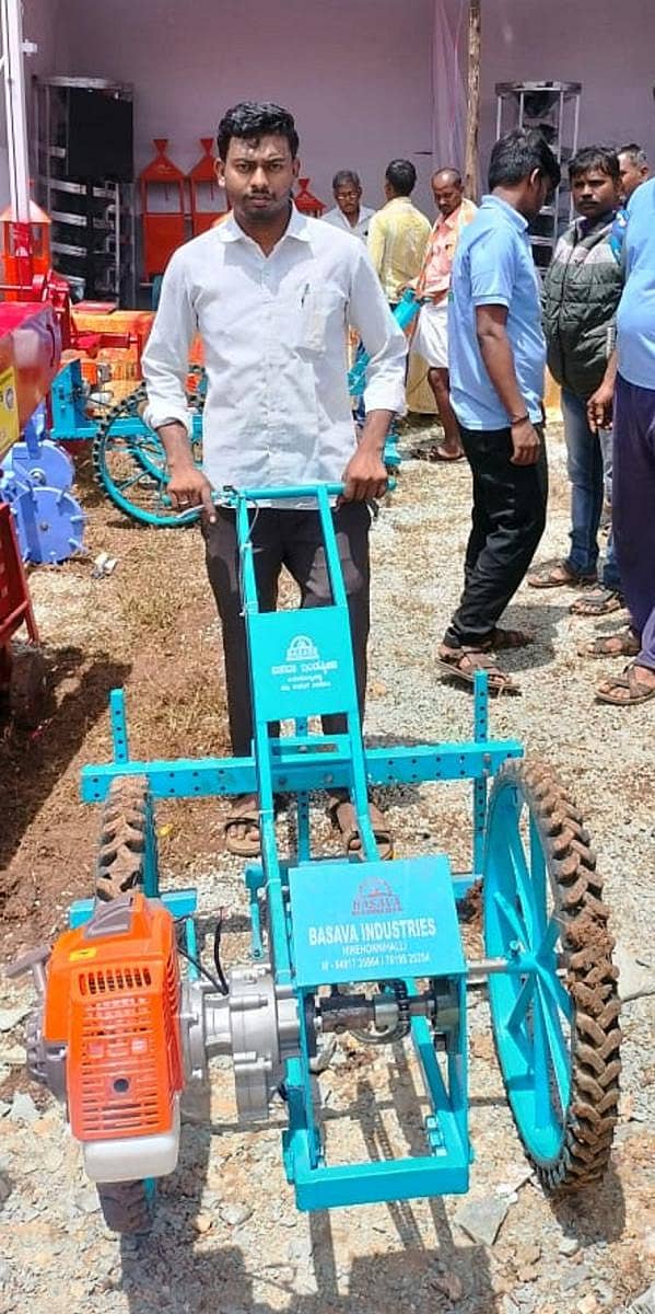 ಪವರ್ ವೀಡರ್ ಯಂತ್ರದೊಂದಿಗೆ ಸಚಿನ್ ಬಡಿಗೇರ