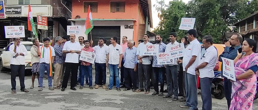 ಸಿ.ಟಿ ರವಿ ವಿರುದ್ಧ ಶೃಂಗೇರಿ ಪಟ್ಟಣದ ಕುರುಬಕೇರಿ ವೃತ್ತದಲ್ಲಿ ಬ್ಲಾಕ್ ಕಾಂಗ್ರೆಸ್ ವತಿಯಿಂದ ನಡೆದ ಪ್ರತಿಭಟನೆಯಲ್ಲಿ ಶಾಸಕ ಟಿ.ಡಿ ರಾಜೇಗೌಡ ಮಾತನಾಡಿದರು.